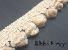 Load image into Gallery viewer, Onion tassel fringe. col. ivory. Hand knotted. Price per linear meter (SAN LEUCIO)
