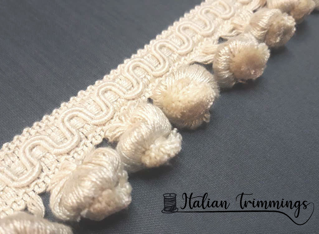 Onion tassel fringe. col. ivory. Hand knotted. Price per linear meter (SAN LEUCIO)