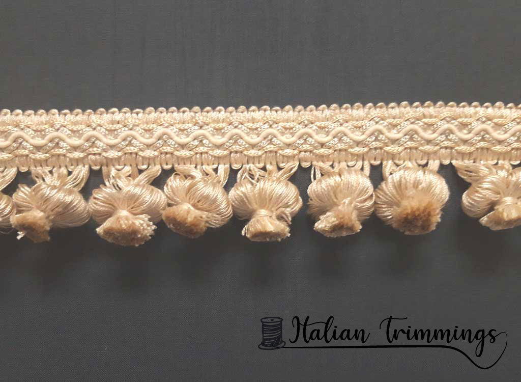 Onion tassel fringe. col. beige/ivory. Hand knotted San Leucio. Price per linear meter